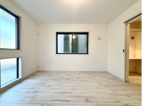 デスクカウンター付きの洋室