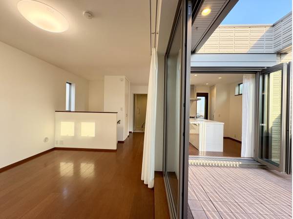 LDKと繋がる空間。アウトドアリビングも楽しめそうです♪