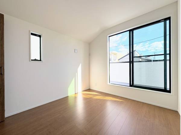 バルコニーへとつながる2階洋室