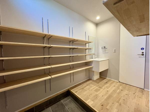 玄関の後ろには収納力たっぷりのSIC
