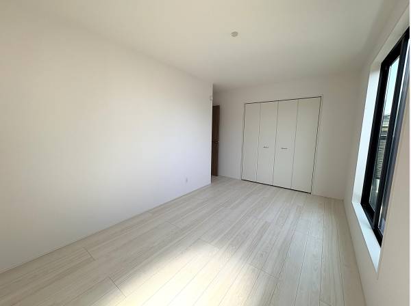 2つの窓で採光・通風も良好。大きなクローゼットで収納も安心な洋室