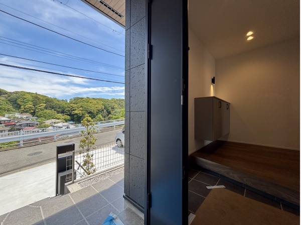 玄関開けたら緑景色がお出迎え。