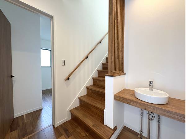 手洗いが習慣になるように洗面をホールに設置