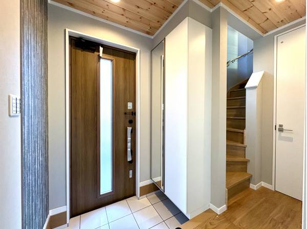 板張り天井のリビング