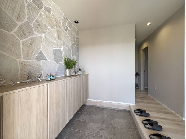 石張りがインパクトのある玄関もゆったりとした広さ