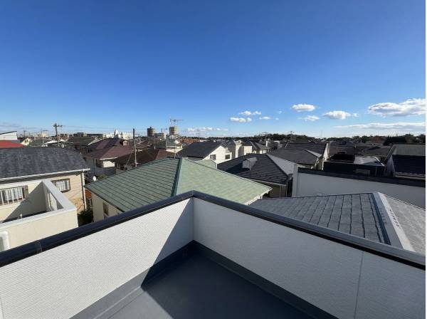 大きな屋上が自慢。高い建物が周囲にはなく、開放的な空間です

