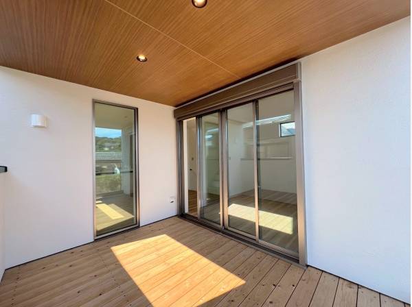 屋根付の2階バルコニー、リビングからフラットに出ることができます