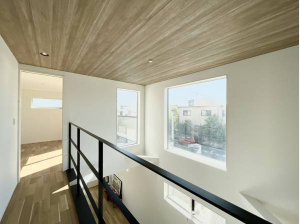 吹抜天井が開放感のある室内空間を演出