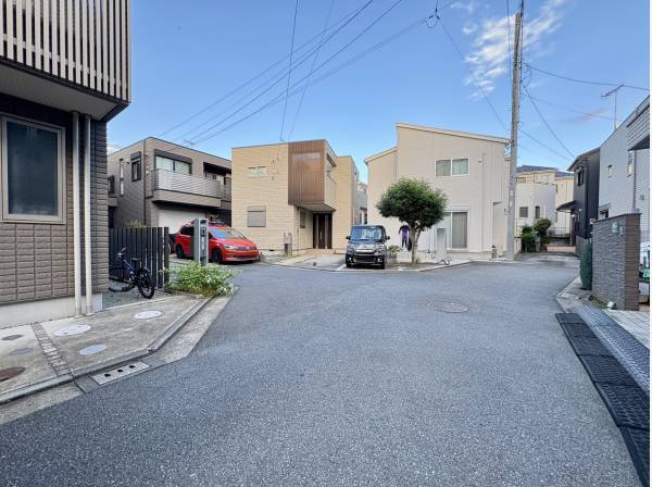 住民以外の通行が少なく、プライベート感のある立地です