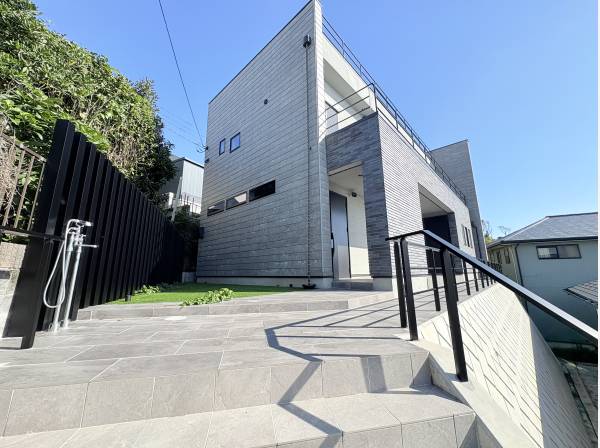 24時間全熱交換型第一換気システム、壁は珪藻土、2階リビングは電動シャッター付きになります