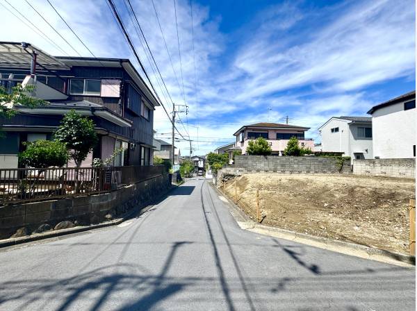 道路も広く車も安心です
