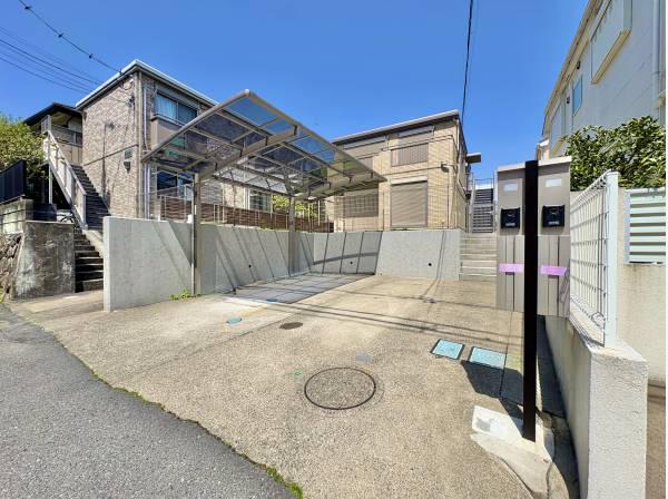 カースペースには２台駐車が可能です。（車種によります）