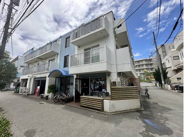 角地に位置していて開放感に溢れてます/1本入った立地でとても静かです