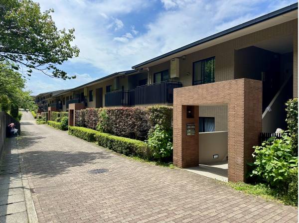 自然と調和する素敵な低層マンションです
