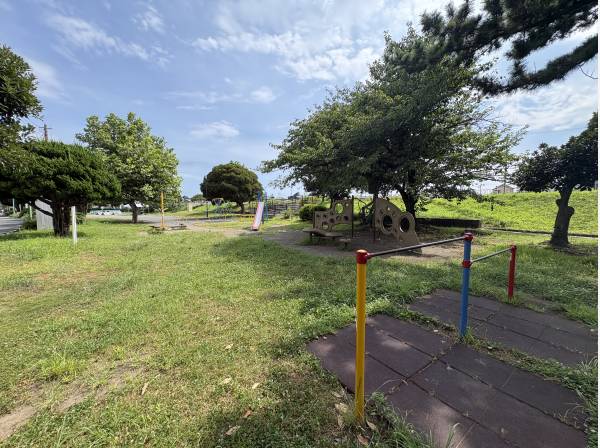 歩いて1分（約20m）に公園があります。