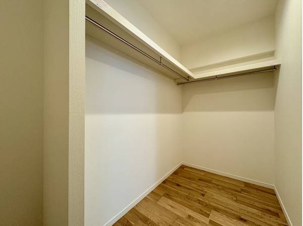 広いウォークインクローゼット。鞄、洋服お好きなだけどうぞ