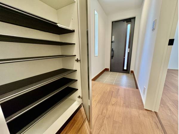 シューズクロークが玄関とは違う場所にあるので、スッキリします。