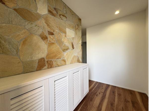 石壁タイルがおしゃれな玄関スペース