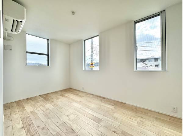 3面採光で明るいゆとりある洋室空間。