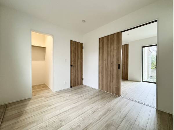 洋室5.2帖が2つございます。繋げて利用も可能