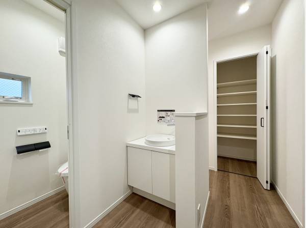 階段上ってすぐに収納スペースと独立洗面台もございます♪
