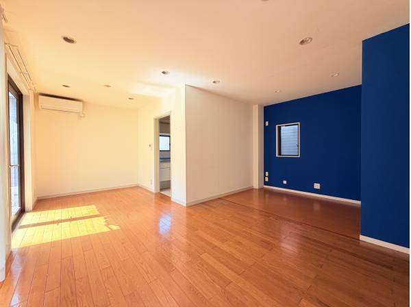 LDKはゆとりある空間、ブルーのクロスが湘南らしくて素敵！