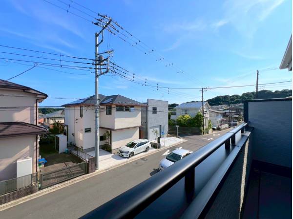 日当たり風通しもよく心地良いバルコニーでございます