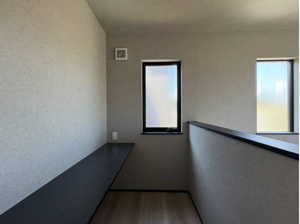 お部屋の奥にはカウンター付きの書斎！