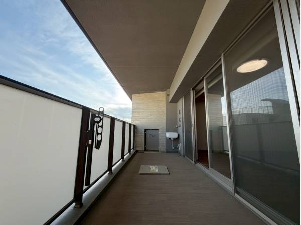 ゆとりのLDKからはセカンドリビングにもなる広々バルコニーへ！