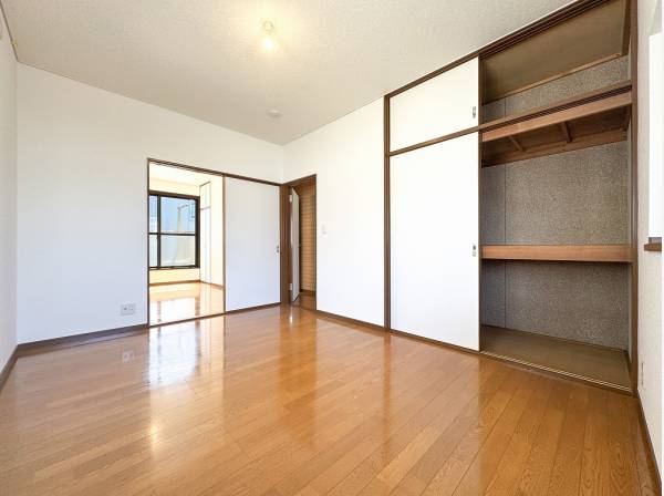 奥行きのある押入は季節家電からアウトドア用品までなんでも収納できそうです