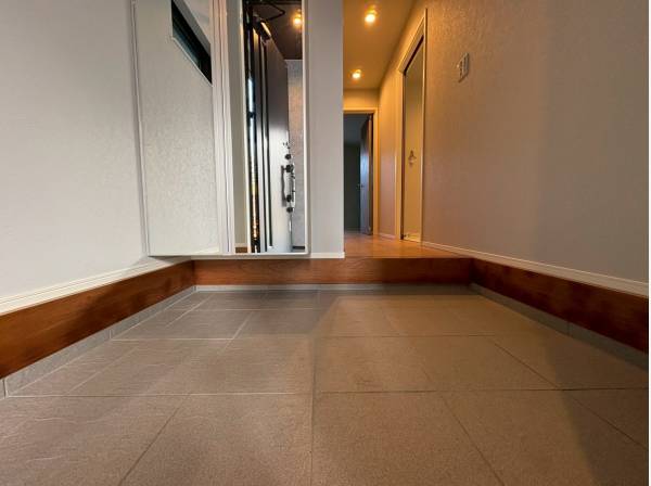 エントランスには大きな全身鏡や収納スペース！