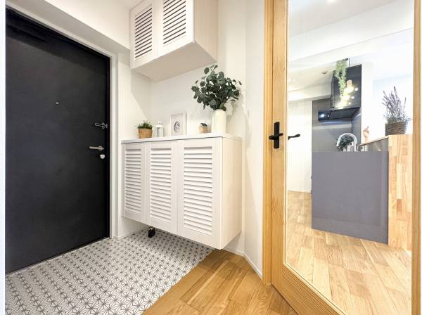 玄関スペースをより広く感じさせるLDKのガラス扉