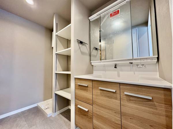 洗面台も広くて収納もたっぷり。