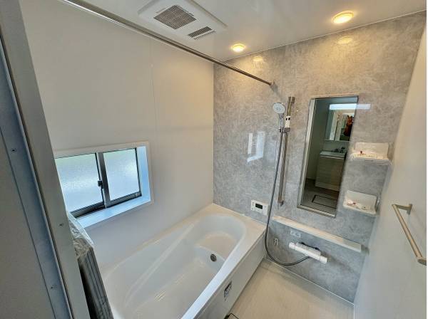 お風呂には浴室乾燥機が付いております。