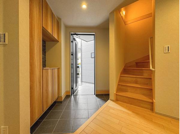 玄関もゆったりと作ってますね。