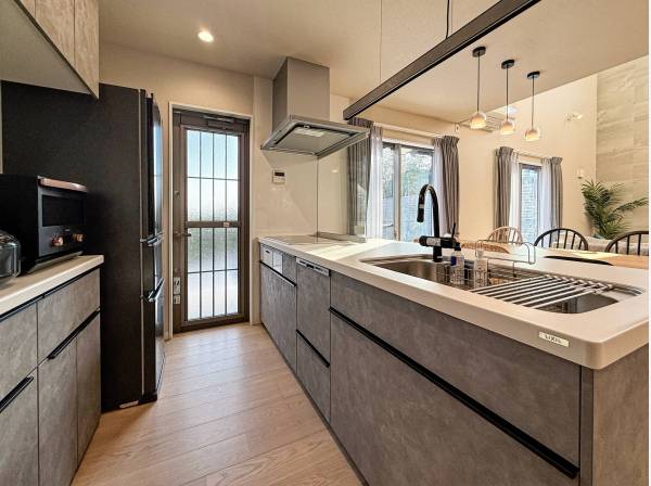 大型パントリーも備わったキッチンスペース