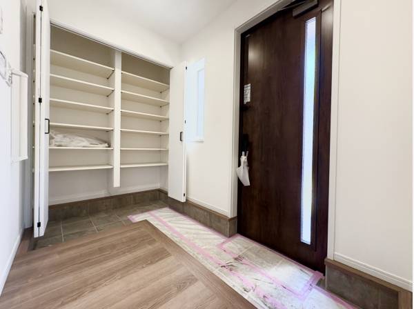 広々とした玄関エントランス