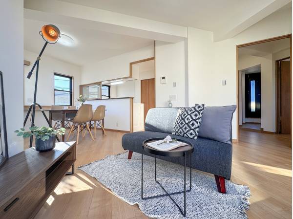 屋上へ繋がるバルコニーに面したリビング