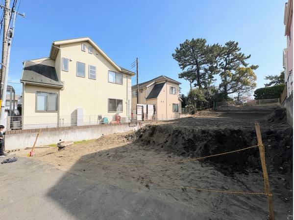前面道路もゆとりある広さです