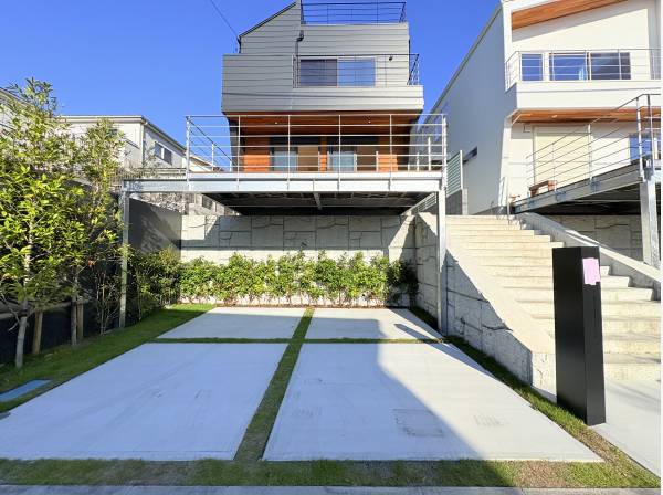 カースペースもしっかり２台分完備！