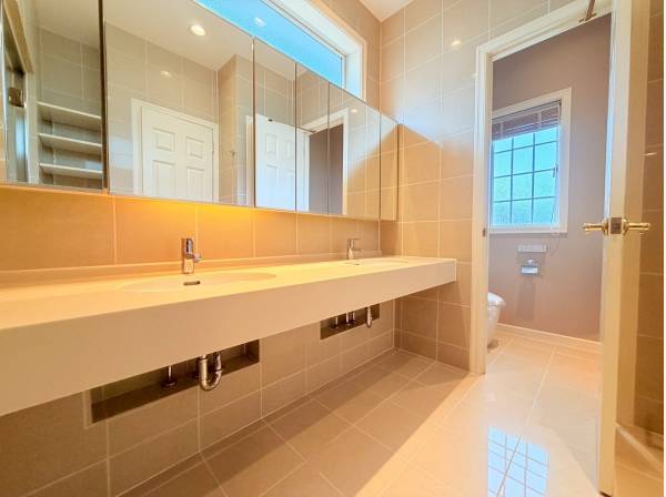 パウダールームは2つのシンクが嬉しいホテルライクなルームに