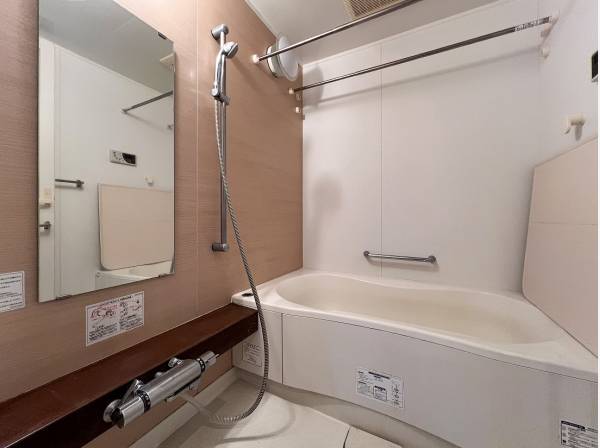 柔らかなサーモンピンクが可愛らしい浴室