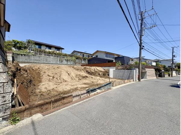 南道路に面した陽当たりの良いお住まいです！