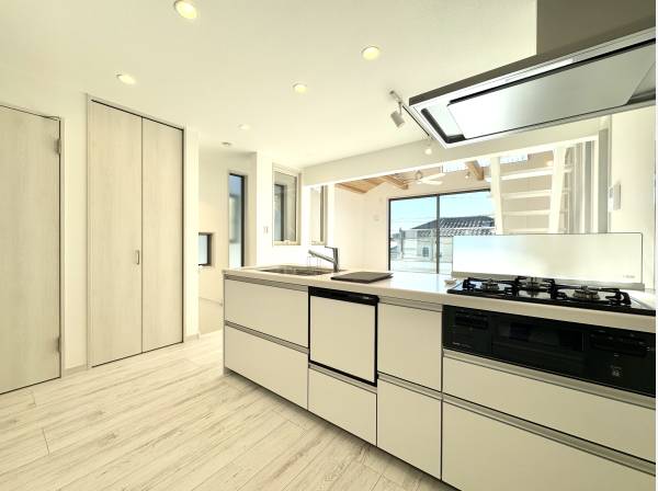 全体を見渡すオープントップのキッチン