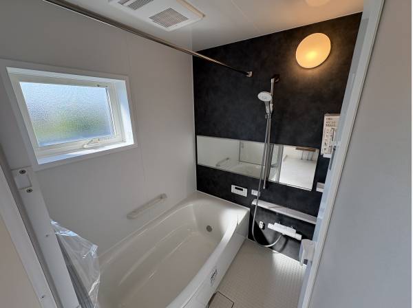 お風呂には浴室乾燥機が付いております。