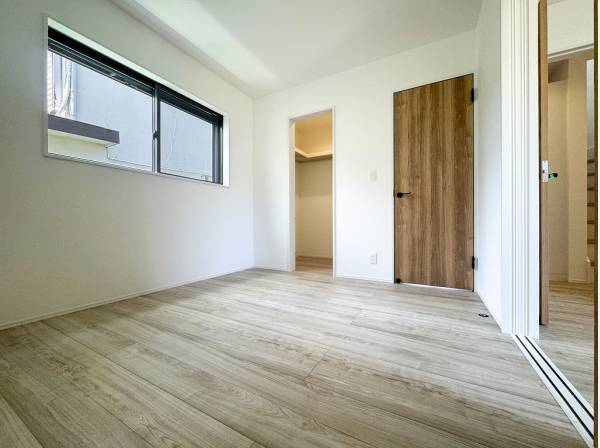 WICが完備されたお部屋は隣の部屋とも行き来出来ます