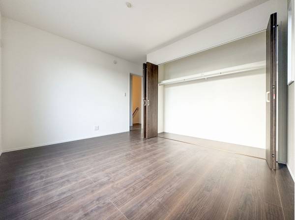 こんなに広い収納が付いた約7帖のお部屋 バルコニーもあり陽当たり◎