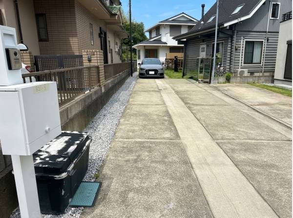 屋根・外壁塗装済みの綺麗な外観！カースペースはゆとりの3台分です