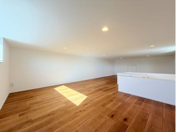 2階からさらに階段を上がると広々小屋裏収納スペースが登場！