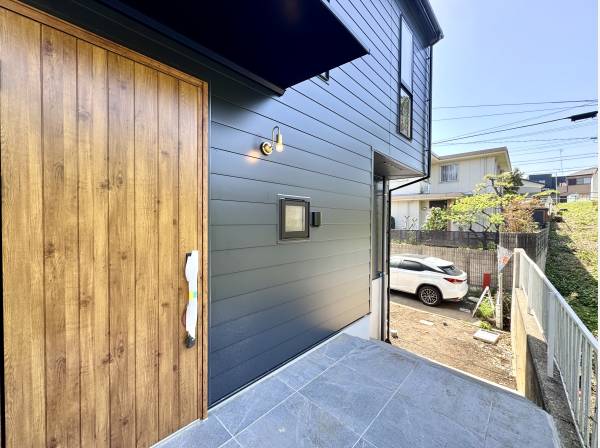 木目の玄関ドアがオシャレに